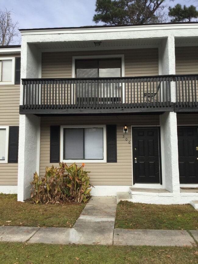 Building Photo - Townhome Close to Summerville High!