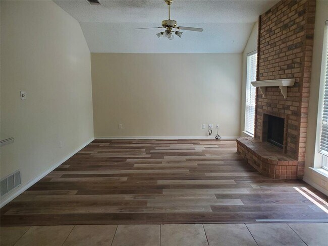 Foto del edificio - 6700 Dogwood Ln