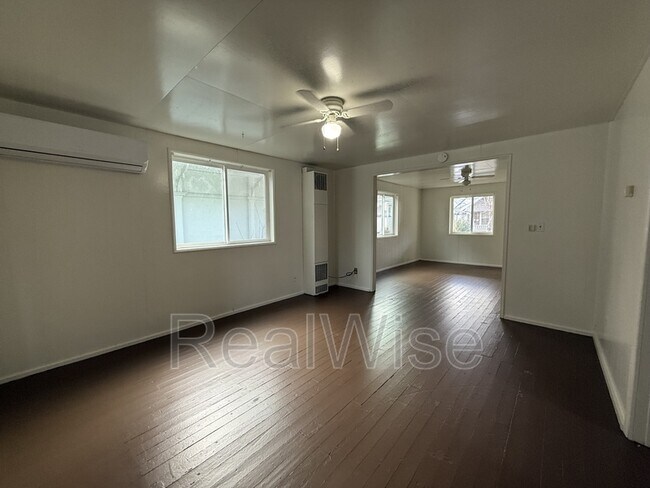 Foto del edificio - 328 SE Lane Ave