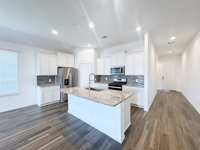 Building Photo - 519 Newcomb Holw Dr