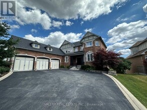 Building Photo - 13 Classic Dr