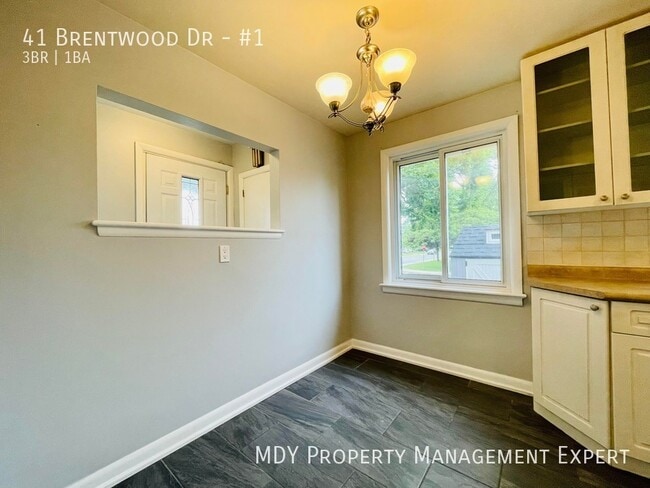 Building Photo - Spacious upper unit for rent!