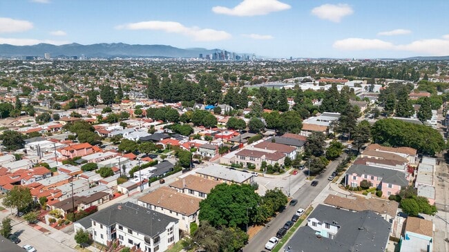 Foto del edificio - 4141-4147 S Bronson Avenue