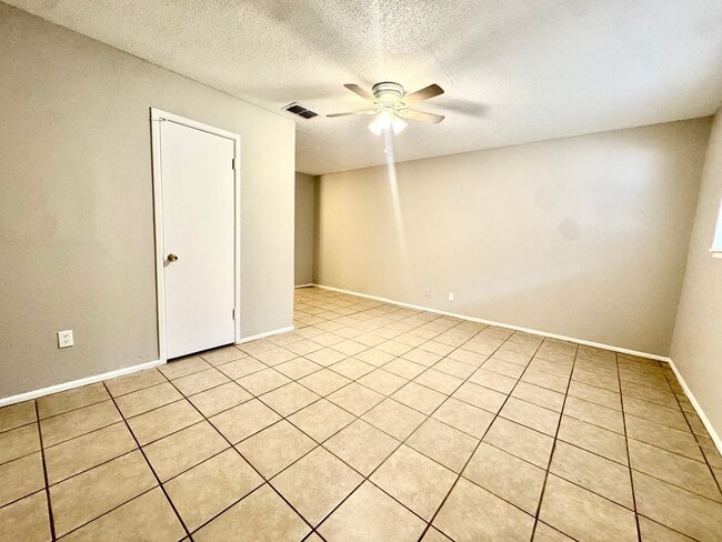 Foto del edificio - Unbelievable location! Available Today!