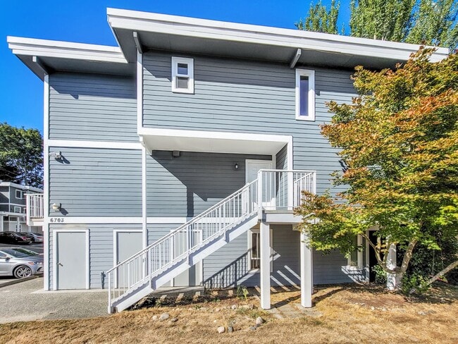 Building Photo - Bright End-Unit Townhome Across from Edmonds College