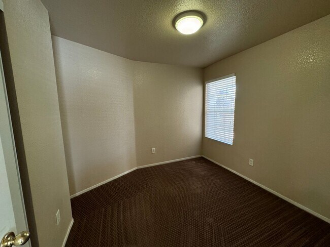 Foto del edificio - Spacious four bedroom! **HOME HAS SOLAR**