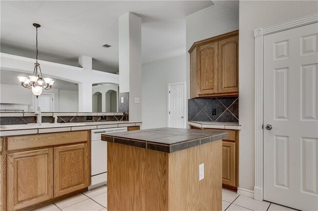 Building Photo - Charming 3-Bedroom, 2-Bath Home in Round R...