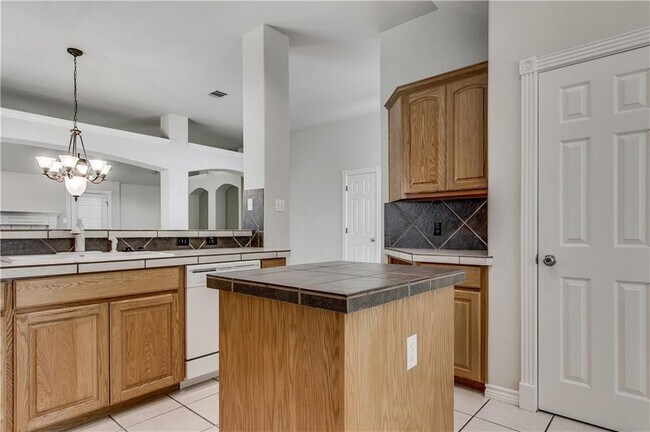 Foto del edificio - Charming 3-Bedroom, 2-Bath Home in Round R...