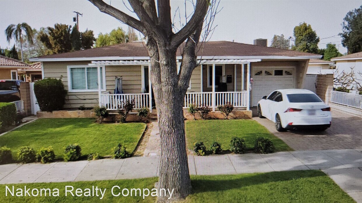 Primary Photo - 6 br, 3 bath House - 729 E Sycamore Ave