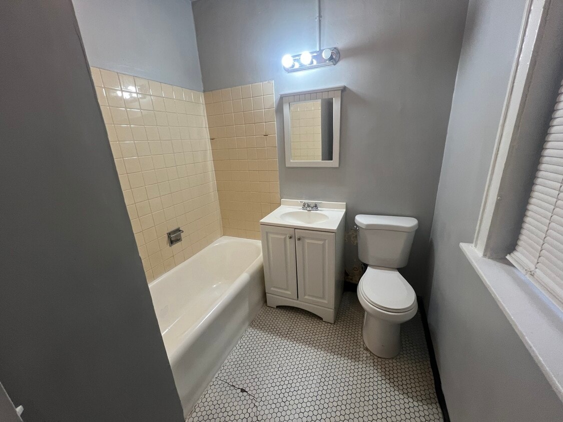 Building Photo - 1439 W 93rd St