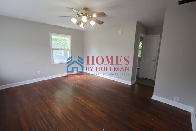 Building Photo - Two Bedroom House | Detached Garage