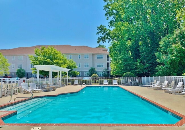 Foto del edificio - 2 Bedroom Condo w/Open Floor-Plan & Stainless Steel Appliances! Some Utilities Included!