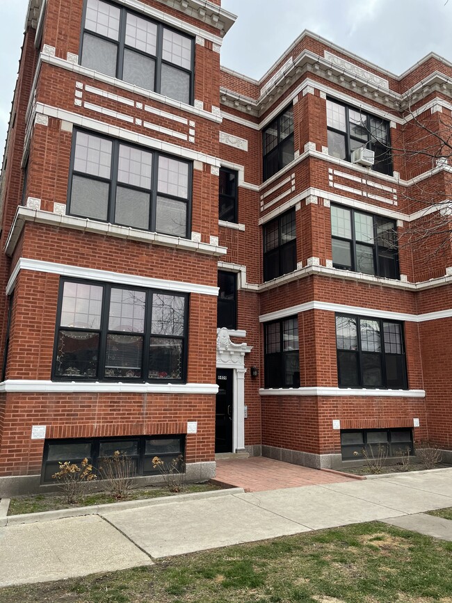 Building Photo - 6409 N Lakewood Ave