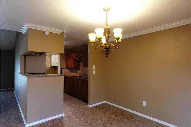 Foto del edificio - 6314 Sandy Oaks Dr