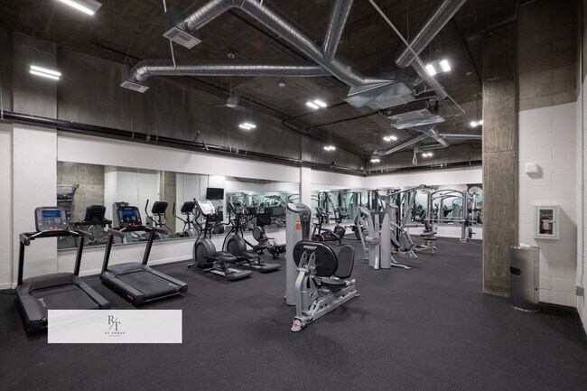 Building Photo - Modern 2-Bedroom Condo with Rooftop Amenit...