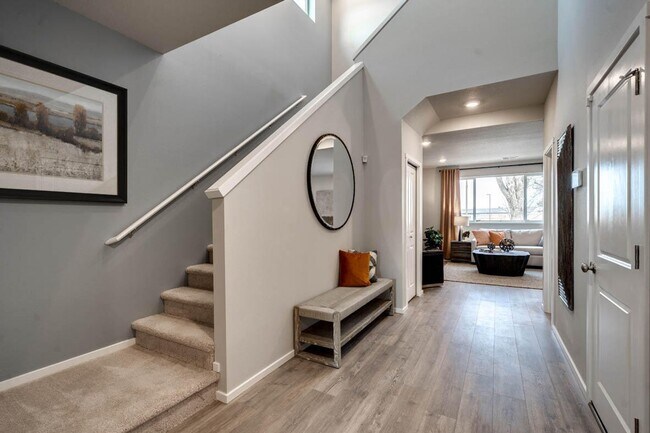 Foto del edificio - Modern 4 bedroom with den and neighborhood pool!