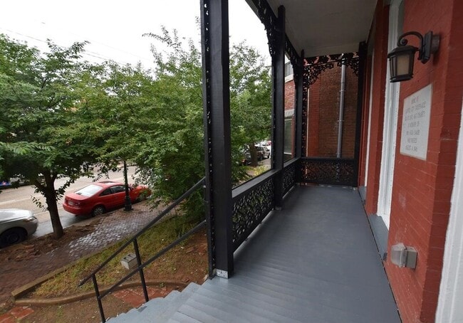 Building Photo - 106 E Clay St
