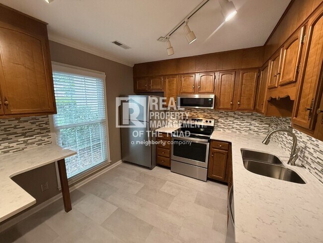 Foto del edificio - 3 Bedroom/ 2.5 bath Townhouse in Greensboro