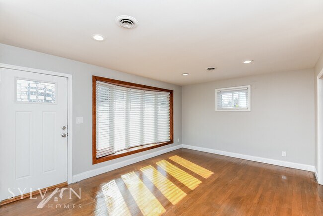 Building Photo - Prepare to be impressed by this 3 bedroom,...