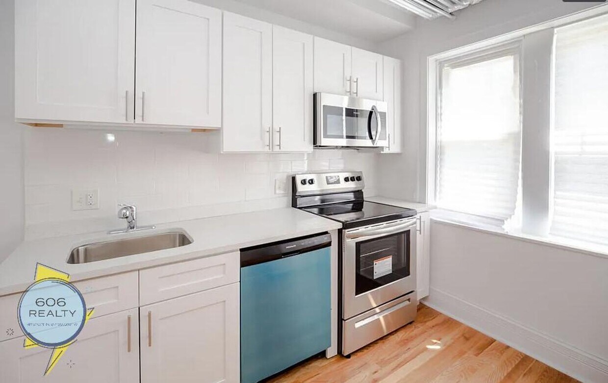 Primary Photo - Beautiful Berwyn Apartments on Kenilworth!