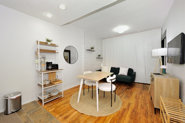 Building Photo - 388 W 38th St