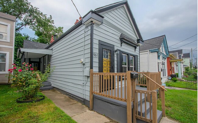 Building Photo - Updated & Beautiful 2 Bedroom Home with Private Backyard!