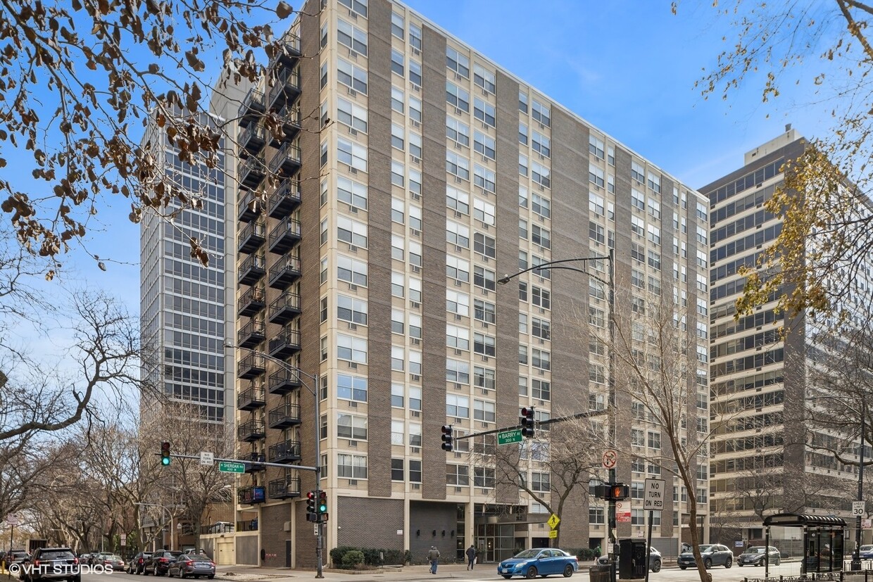 Foto principal - 3033 N Sheridan Rd