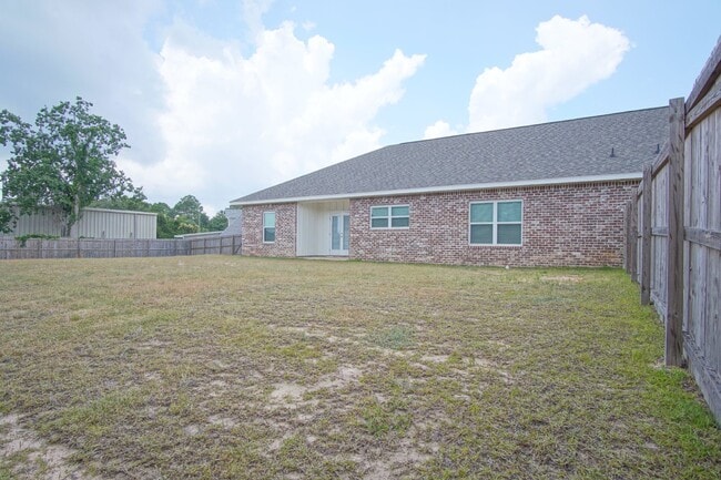 Building Photo - Gulf Breeze 3BR/2BA Townhome – Vaulted Cei...