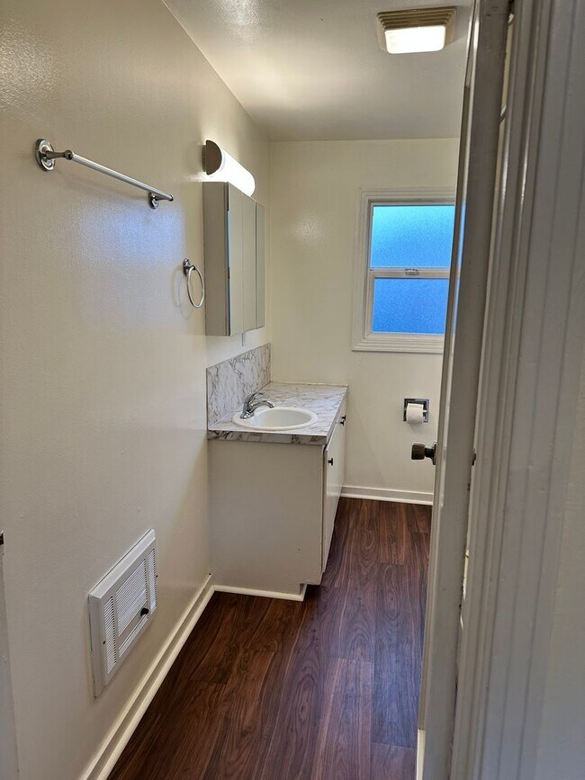 Foto del edificio - Light-Filled 2Bed, 2 Bath Traditional Home in Sunny Southeast Eureka $1950/mo