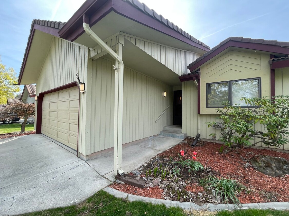 Primary Photo - Gated South Hill Home