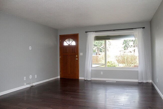 Building Photo - Nicely Remodeled 3 Bedroom Ranch Home in M...