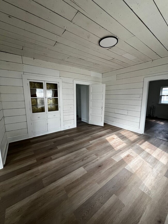 Building Photo - Spacious 3 Bed - 1 Bath House Near Downtown