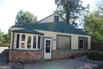 Building Photo - 724 W Broad St