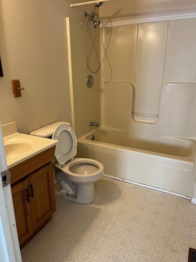 Foto del edificio - 316 W Main St, Glenville, 26351