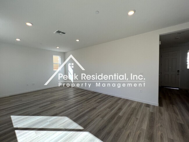 Foto del edificio - Brand New Folsom 3bd/2.5ba Home With 2 Car...