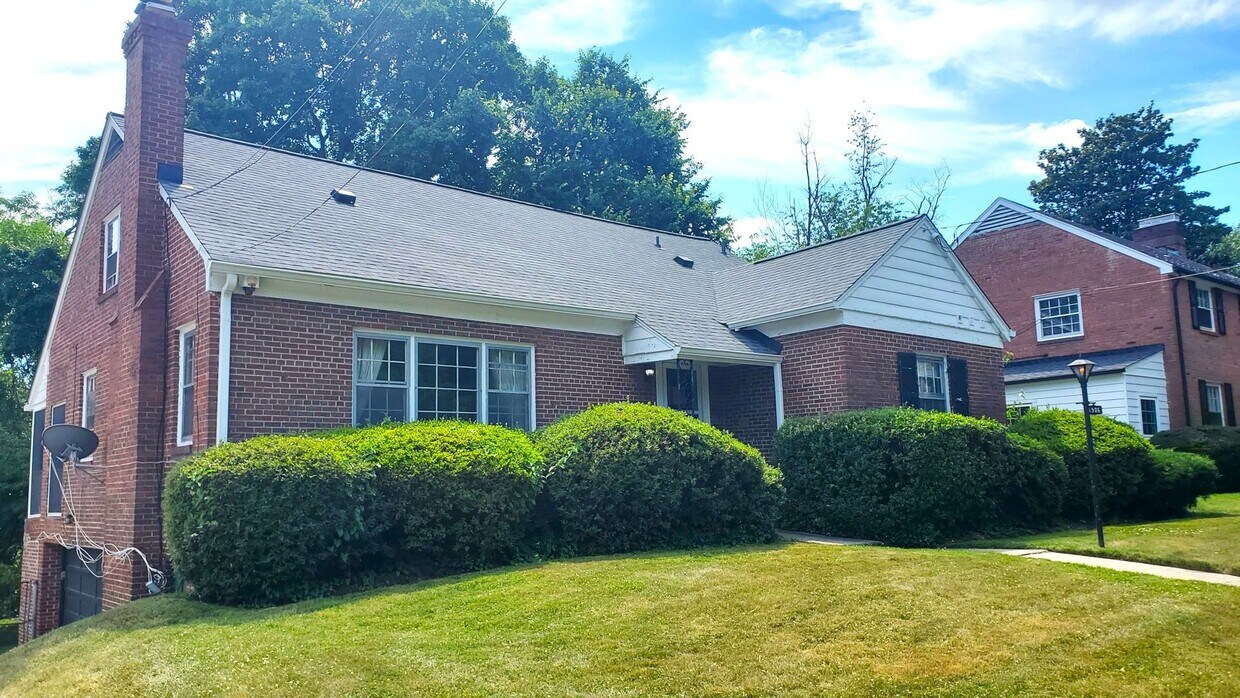 Foto principal - 4BR, 3.5BA Chevy Chase DC, Cape Cod Style ...