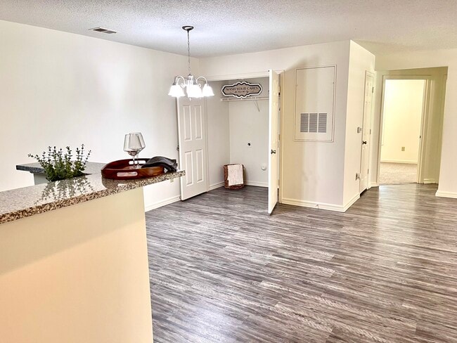 Building Photo - Brentwood Chase