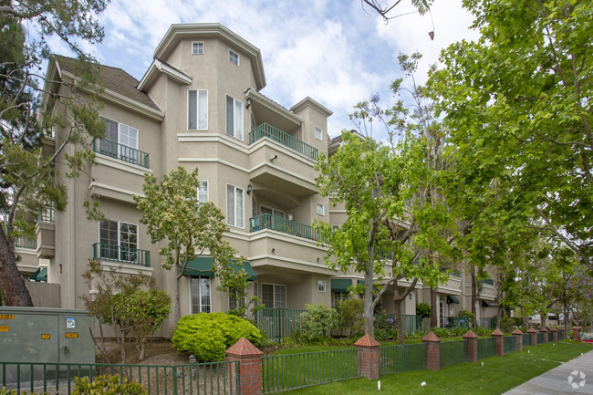 Vista al edificio - Cypress Pointe Senior Community