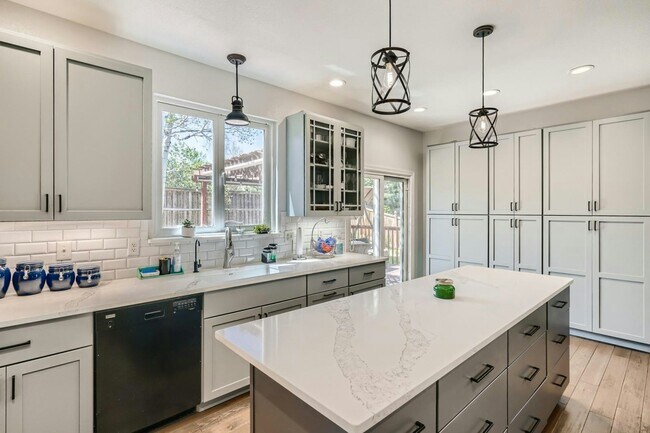 Building Photo - 16242 Hollyridge Dr