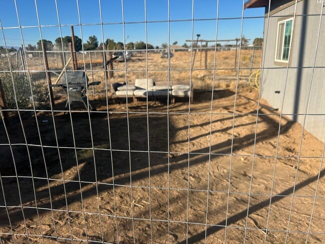 Building Photo - 1539 W Ave L 8