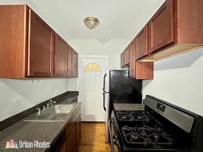 Foto del edificio - 3731 N Pine Grove Ave