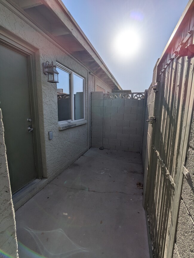 Building Photo - 1420 N Evergreen St