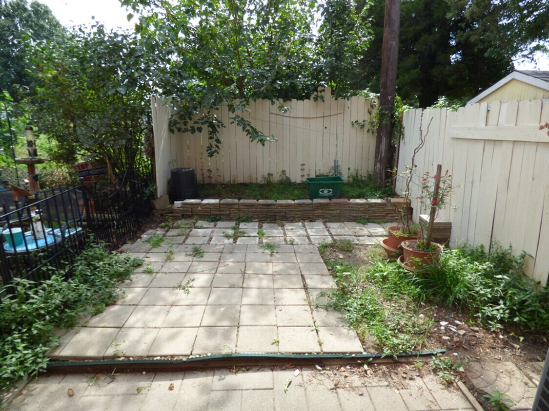 Building Photo - 1208 Westview Terrace