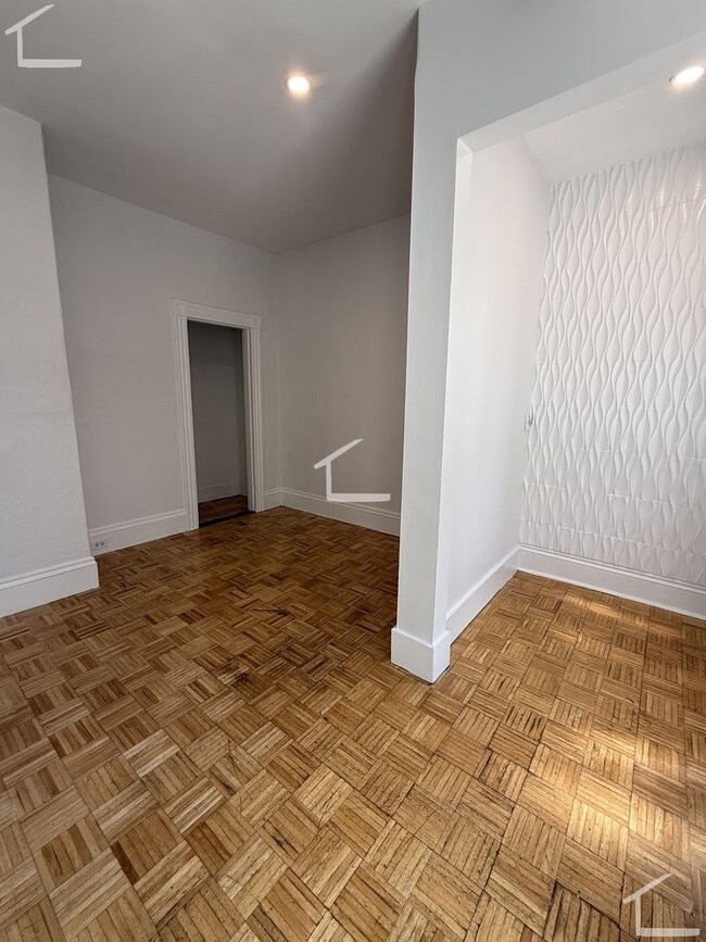 Building Photo - GREAT studio unit! Electricity, Garbage, Gas, Heat, Hot Water, Water included. Great location!