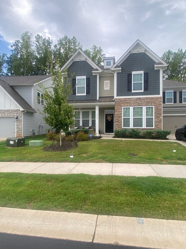 Primary Photo - Beautiful like new home minutes from the l...