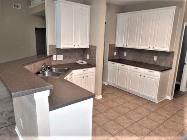 Building Photo - 1627 Buckingham Dr