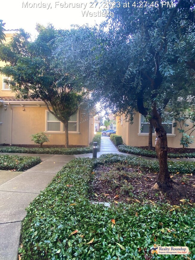 Foto del edificio - Pristine Condo with New Carpet and Dual Master Suites