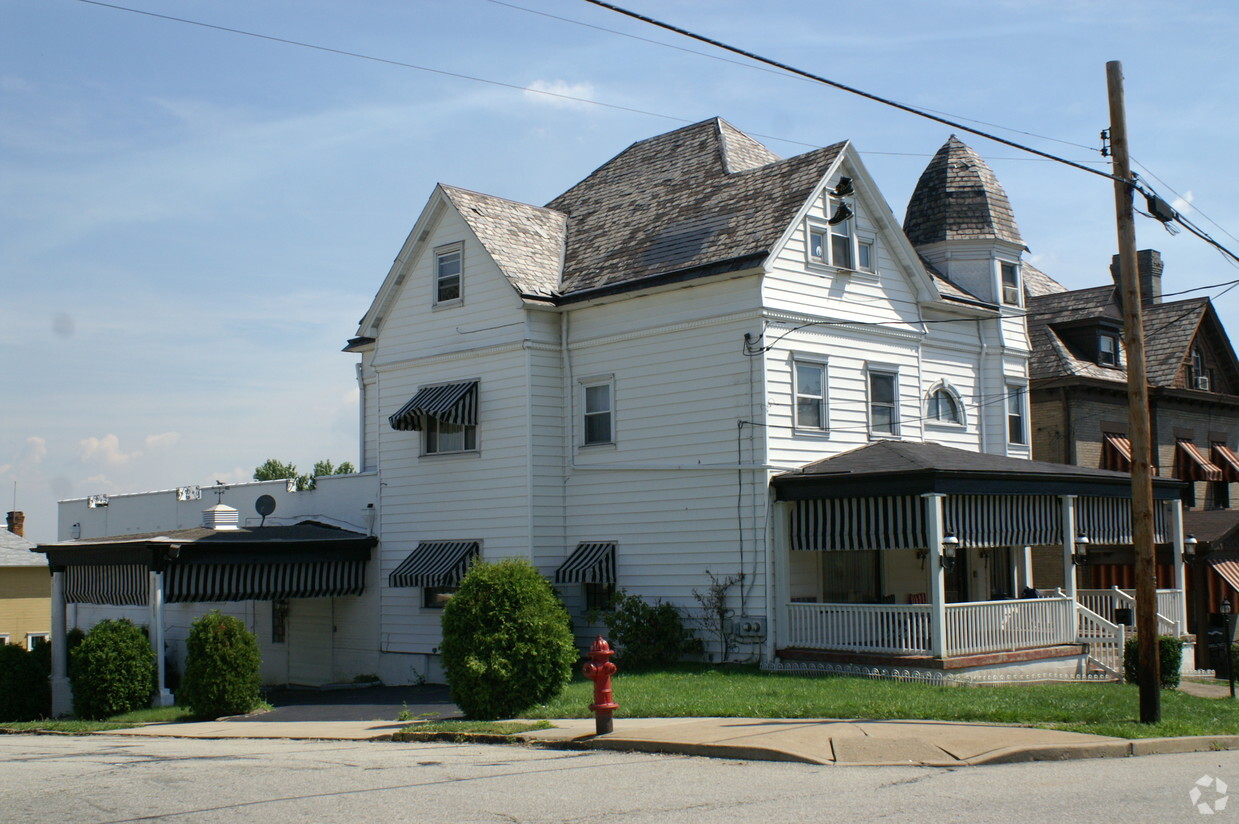 Building Photo - 2403 Jenny Lind St
