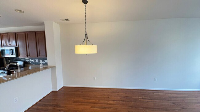 Foto del edificio - Gorgeous 3 Bed 3.5 Bath Interior Townhome ...