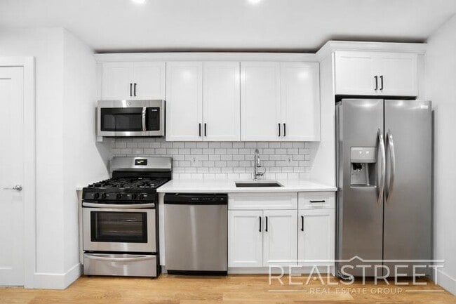 Building Photo - Magnificent 4 Bed 3.5 Bath Brownstone Duplex in Crown Heights